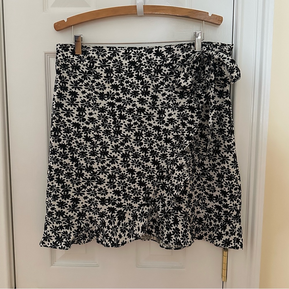 LOFT Floral Black and White Skirt, size 12